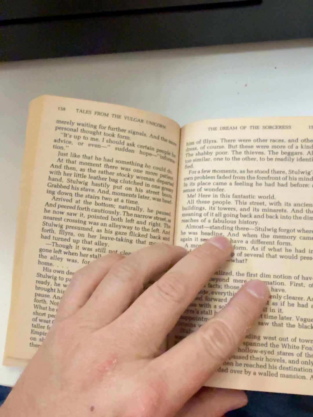 Tales from the Vulgar Unicorn Thieves' World Book 2 interior pages and binding