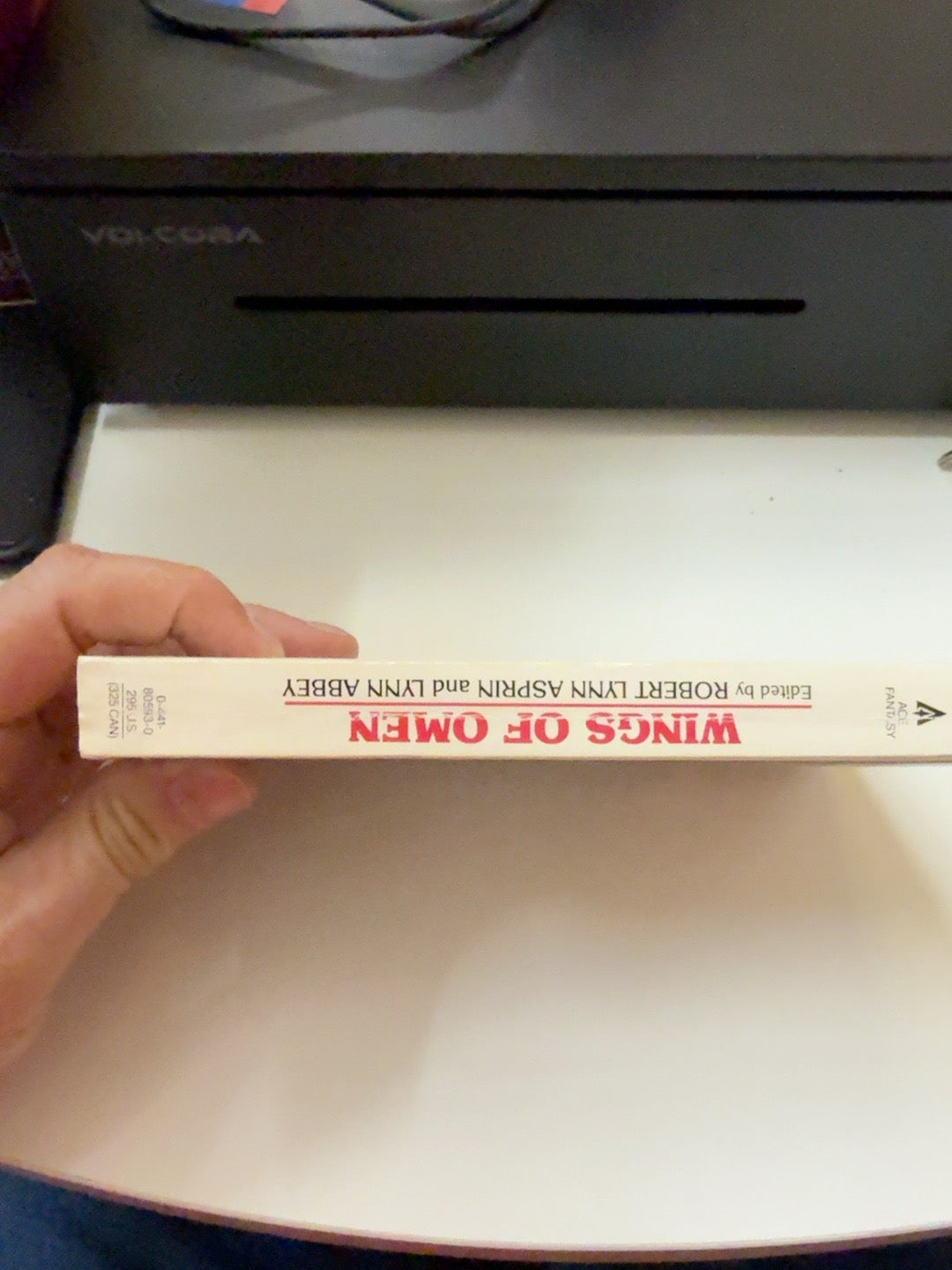 Wings of Omen Thieves' World #6 spine